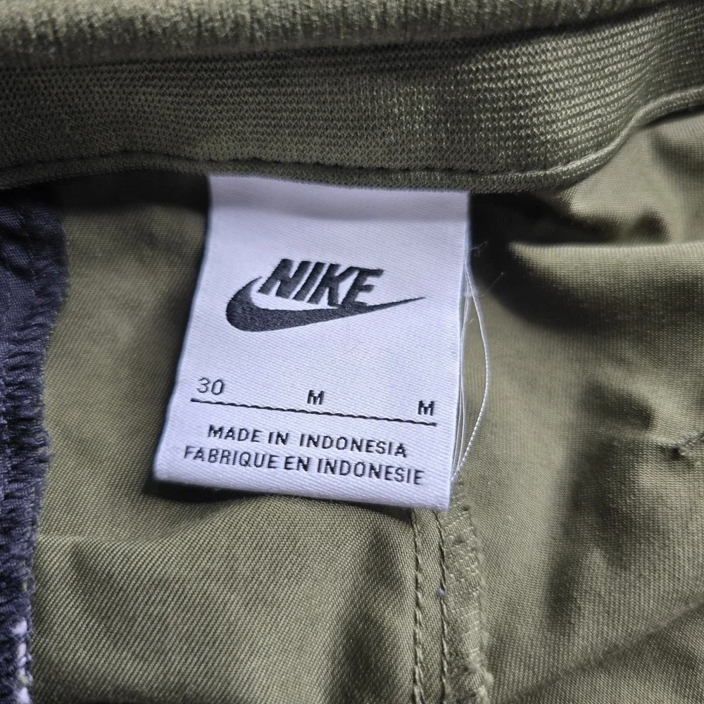Nike Sportswear Essentials Unlined Cropped Pants Mens 30 Medium Green 25